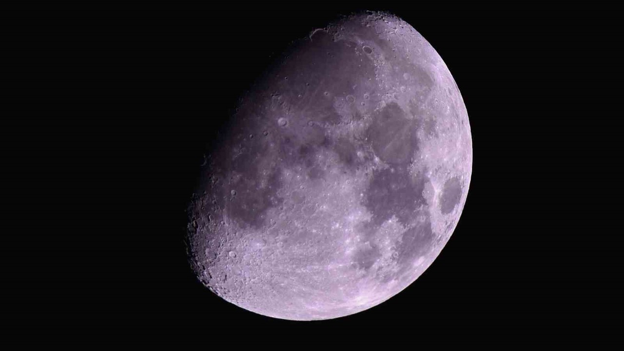 Bitlis’te "Şişkin Ay" gökyüzünü süsledi
