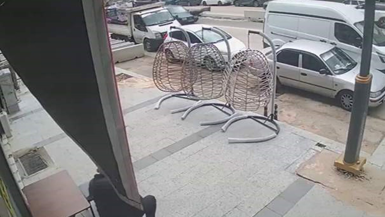 Otomobilin çarptığı yaşlı adam yaralandı: Kaza anı kamerada
