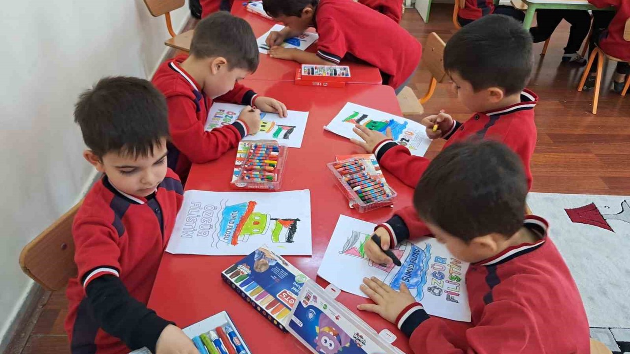 Minik öğrenciler Filistin’i resmetti, duygularını yansıttı
