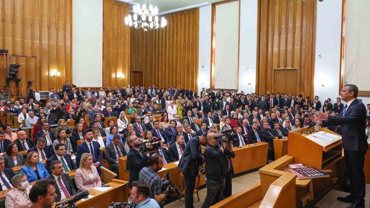 CHP Lideri Özel: "Yaz boyunca mücadele eden, çalışan, direnen milletvekillerimin huzurunda, 70 gün deniz, kum, güneş ile yaşayan, buna doyan iktidar milletvekillerini hatırlatmak gerekiyor"
