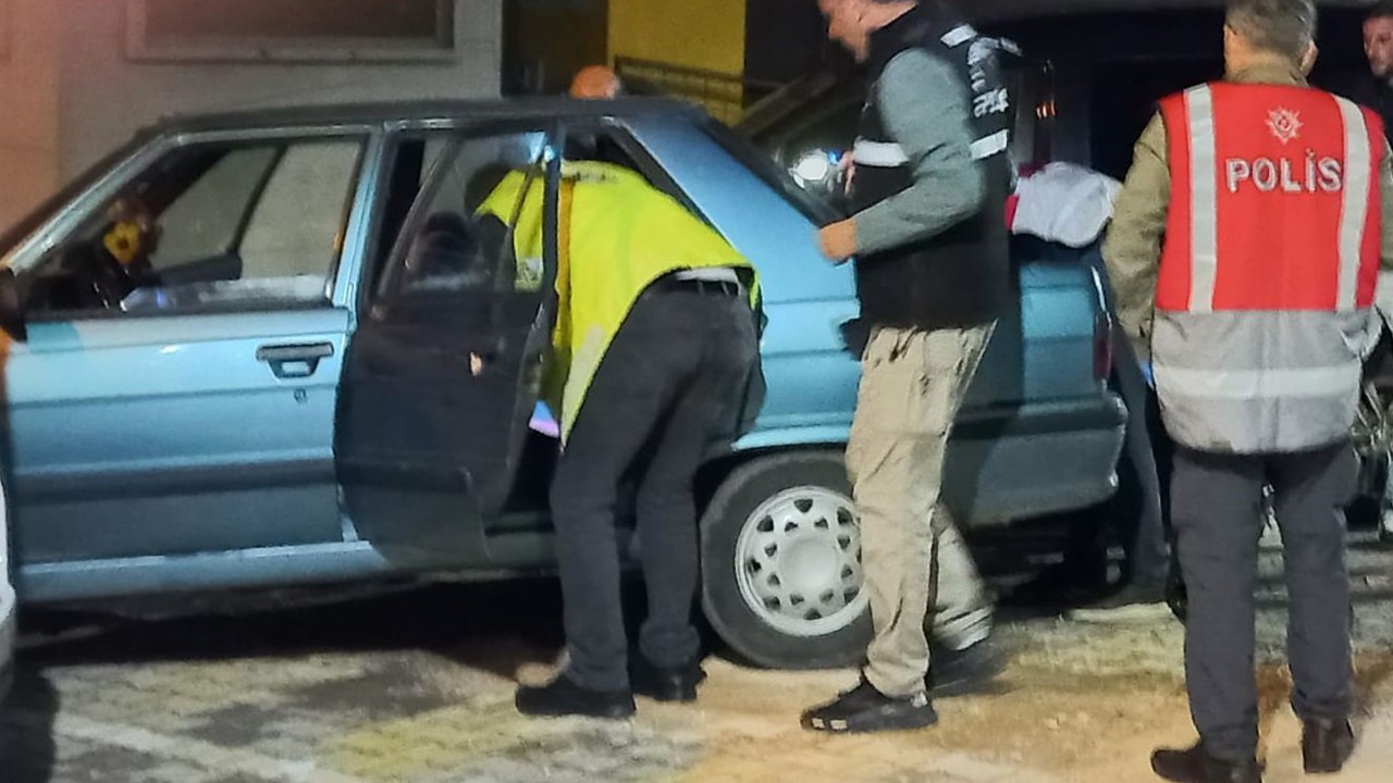 Ezine’de uyuşturucu operasyonu: Kokain ve 500 bin TL yakalandı
