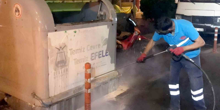 Efeler Belediyesi temizlik ekipleri çalışmalarını sürdürüyor