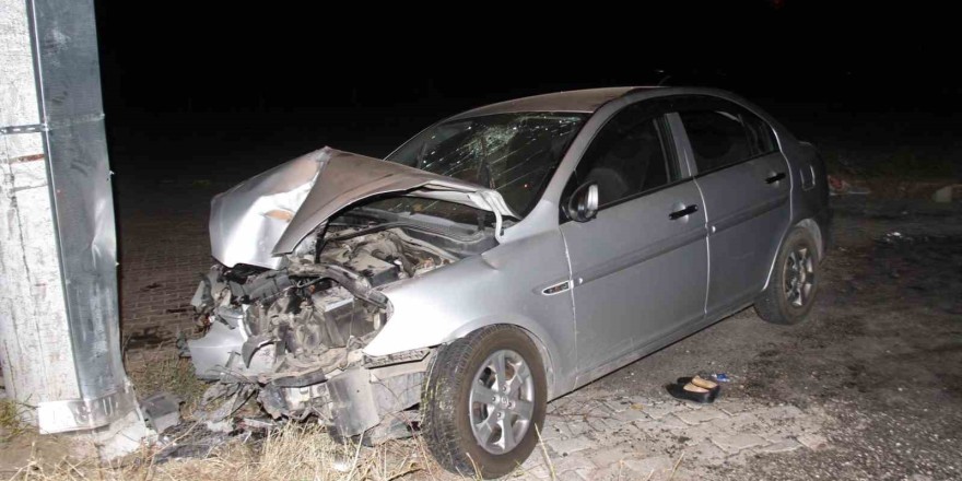 Elazığ’da kontrolden çıkan otomobil aydınlatma direğine çarptı: 6 yaralı