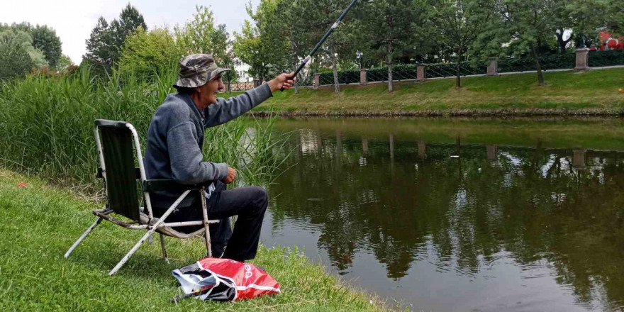 Emekli olduktan sonra balık tutmayı yaşam tarzı haline getirdi