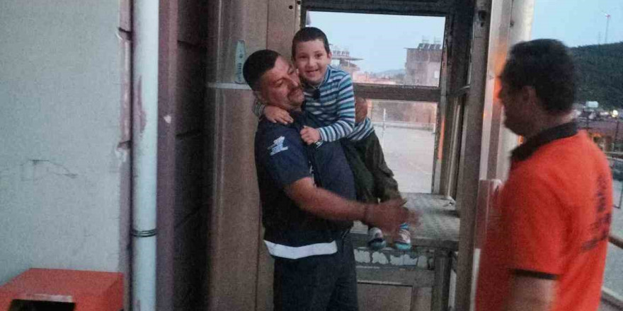Engelli asansöründe mahsur kalan çocuk kurtarıldı