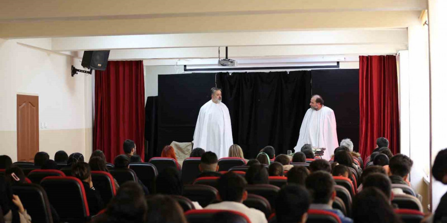 Ergani’de öğrenciler tiyatroyla tarihi yolculuğa çıktı