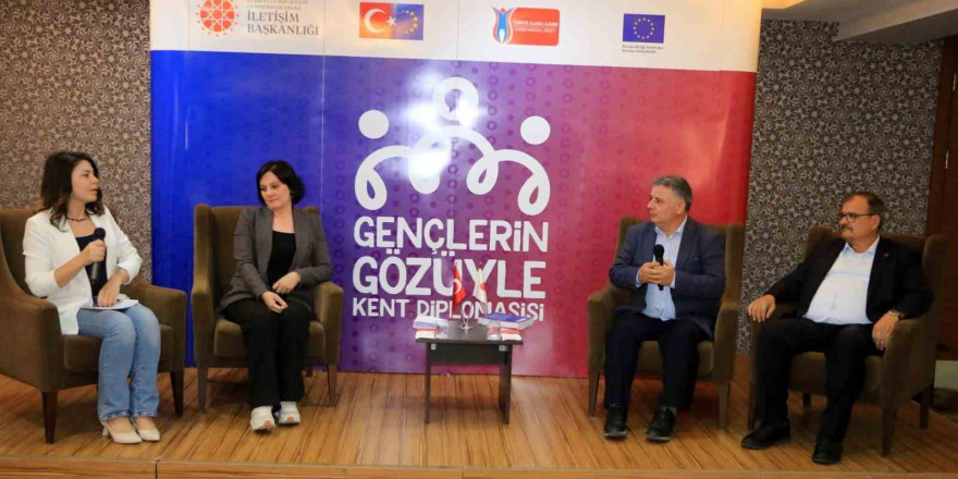 Erzincan’da “Gençlerin Gözüyle Kent Diplomasisi” projesi kapsamında panel düzenlendi