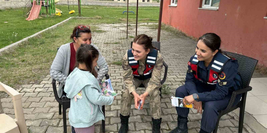 Erzincan’da jandarma ekiplerinden bilgilendirme faaliyeti