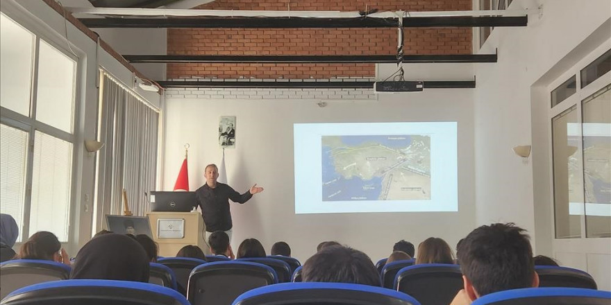 Eskişehir’deki proje okulları için düzenlenen ’Yer Küre Üzerine Bilim Sohbetleri’ devam ediyor