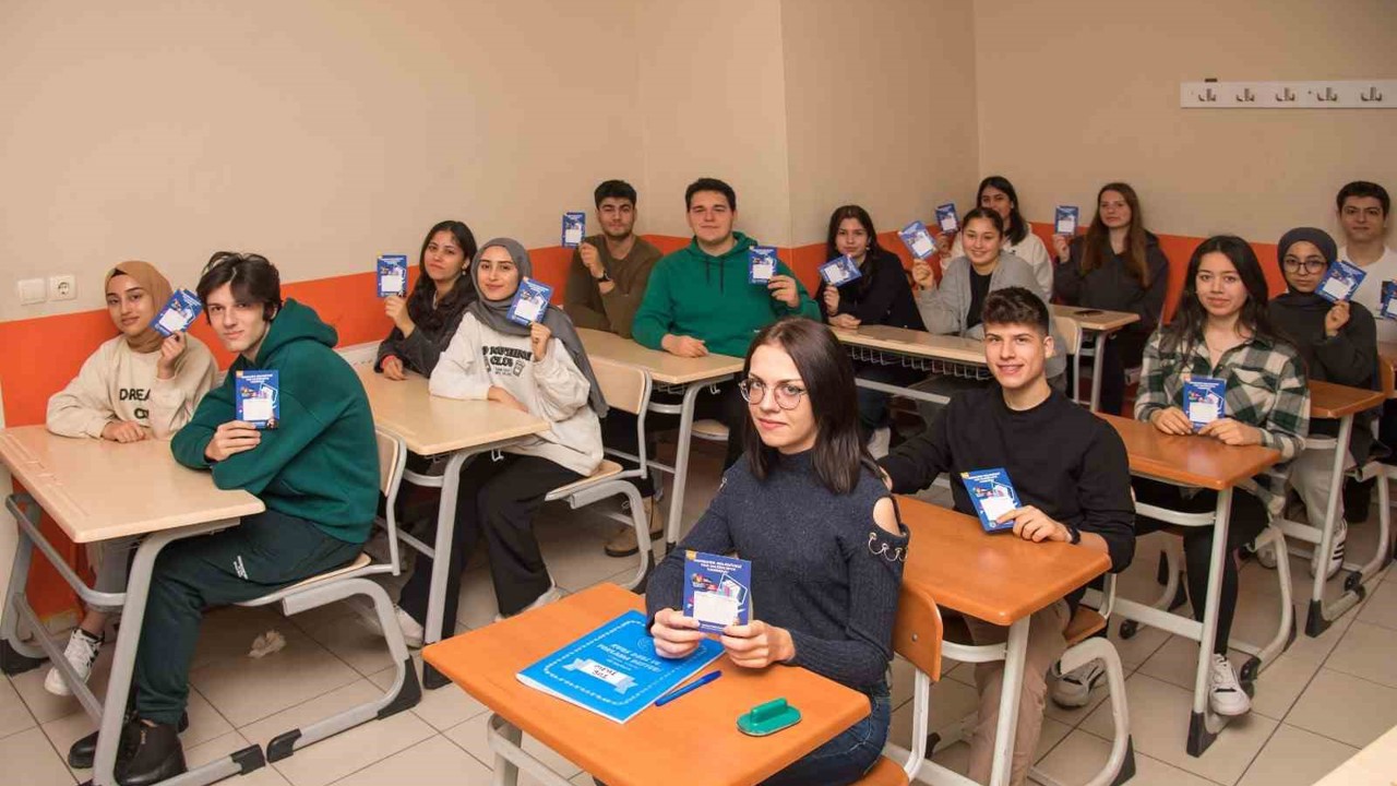 Menemen’de 10 bin öğrenciye dijital eğitim paketi desteği

