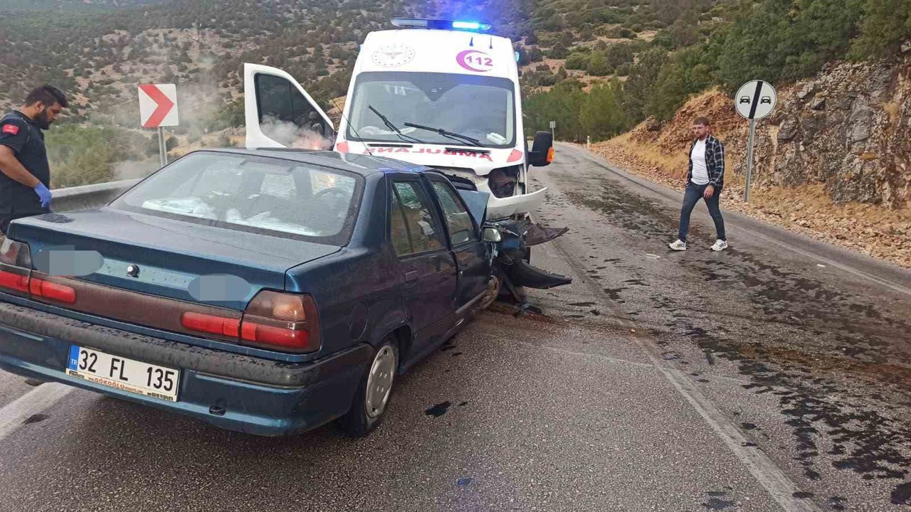 Burdur’da ambulans ile otomobil çarpıştı: 4 yaralı
