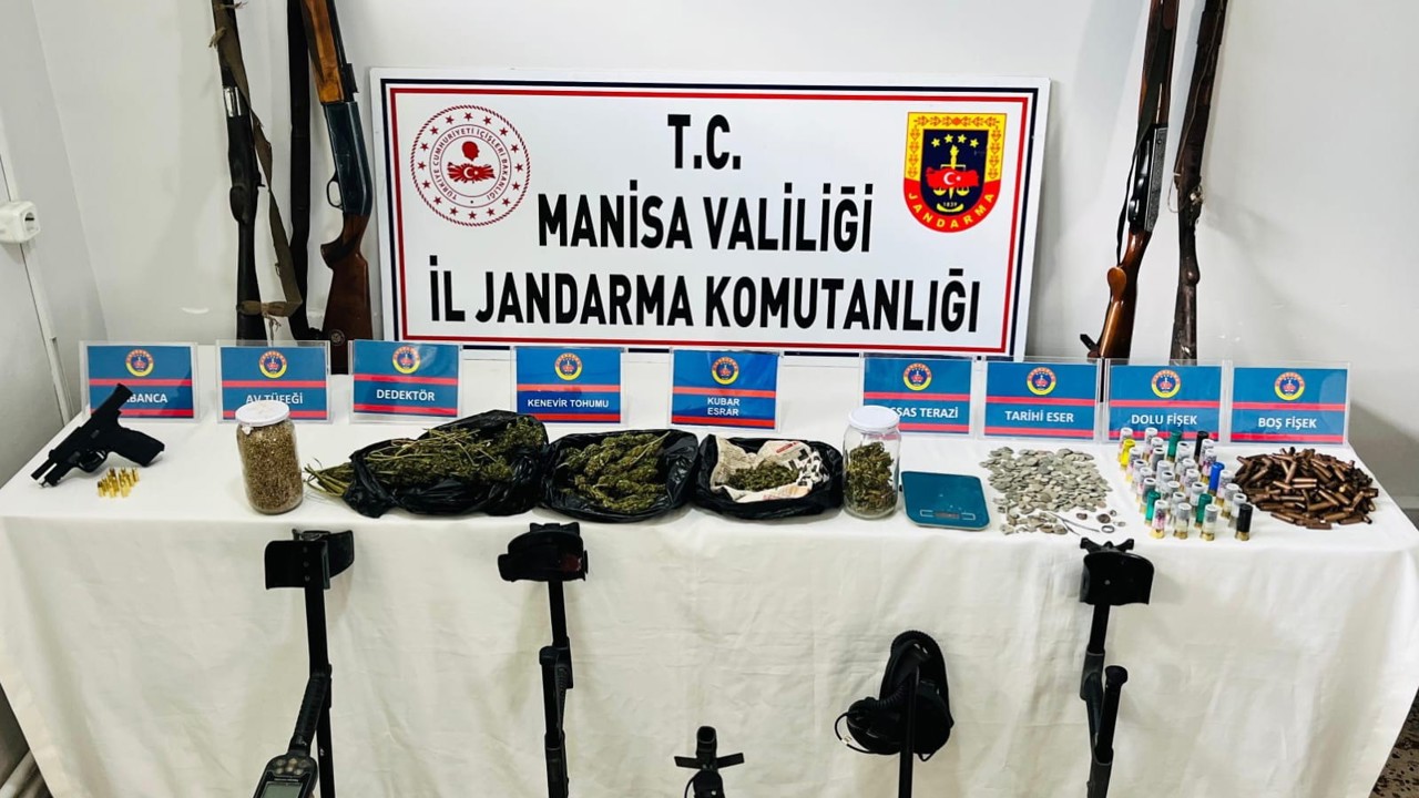 Manisa’da jandarmadan şok baskın: Uyuşturucu, silah ve tarihi eser ele geçirildi
