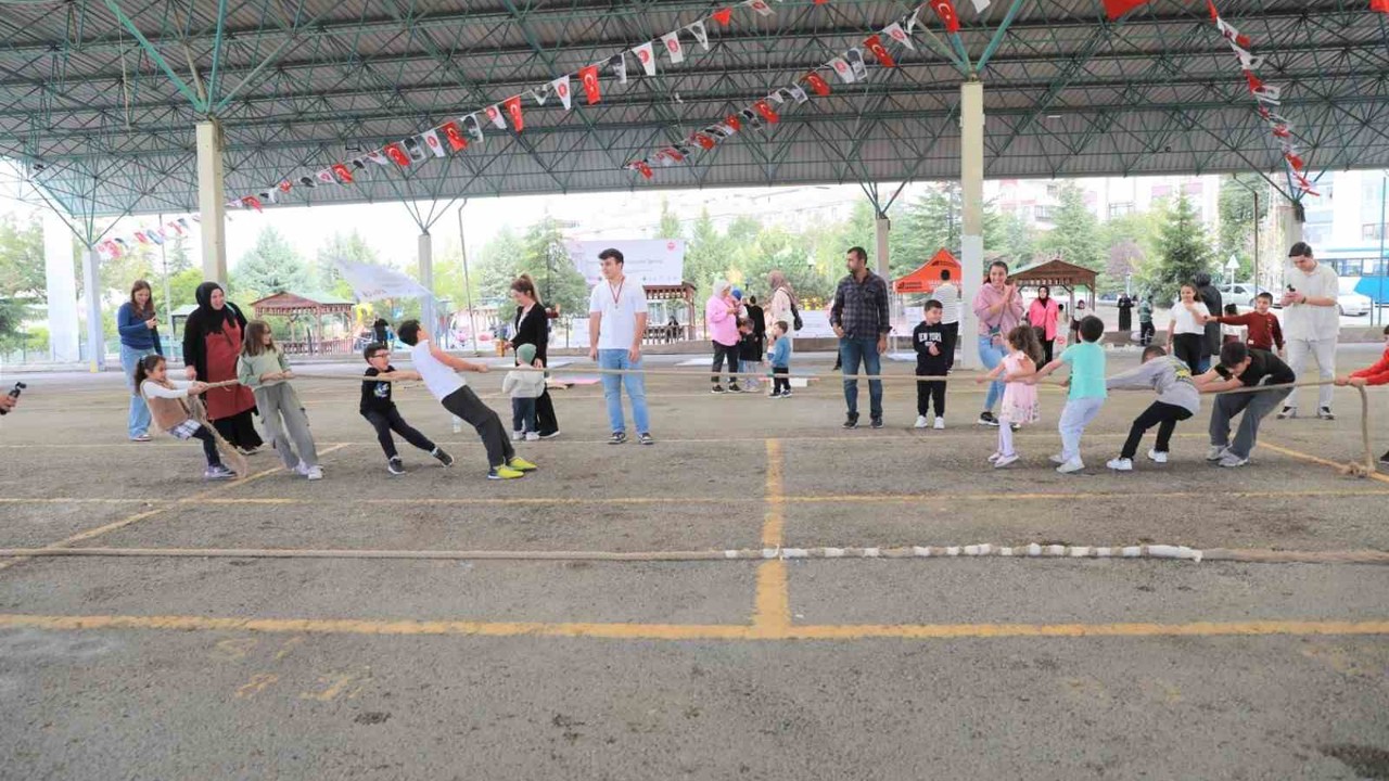 Unutulmaya yüz tutan sokak oyunları ’Sokak Oyunları Festivali’nde canlandı
