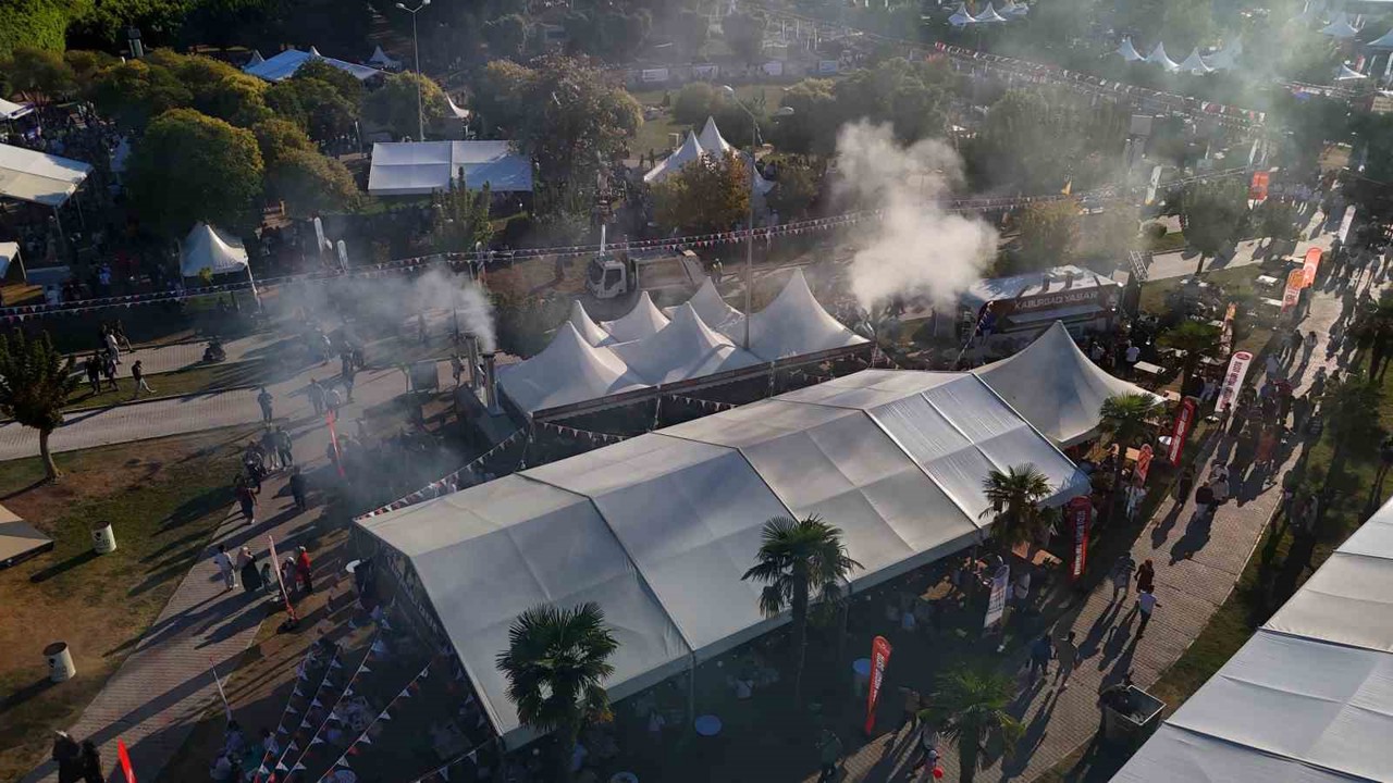 Gökyüzü, kebap dumanlarıyla kaplandı
