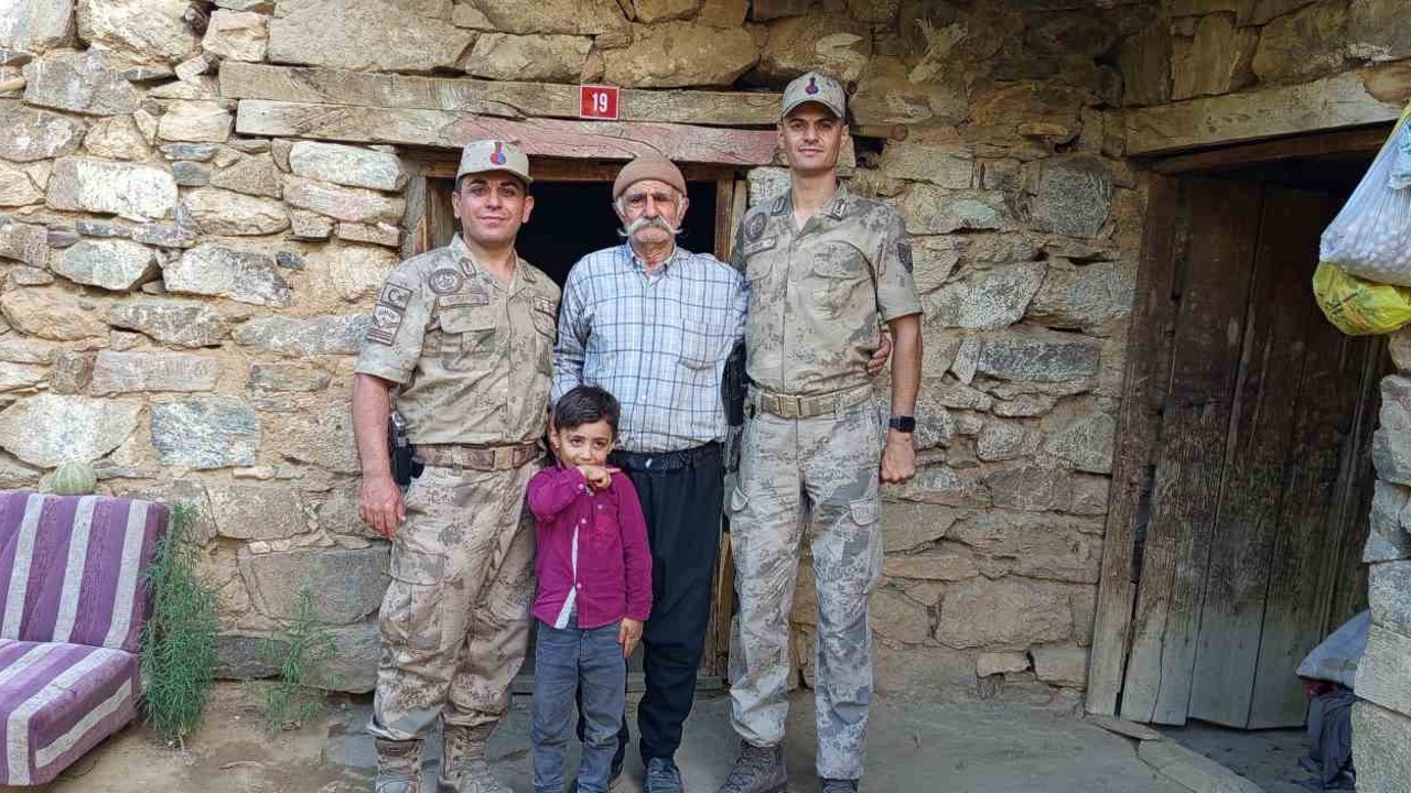 Jandarma, Yaşlılar Gününde köylerdeki büyükleri unutmadı
