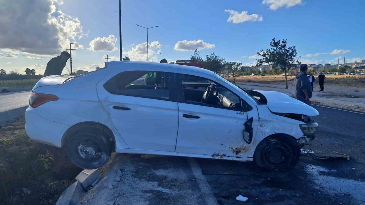 Kilis’te otomobil refüje çarptı: 2 ağır yaralı
