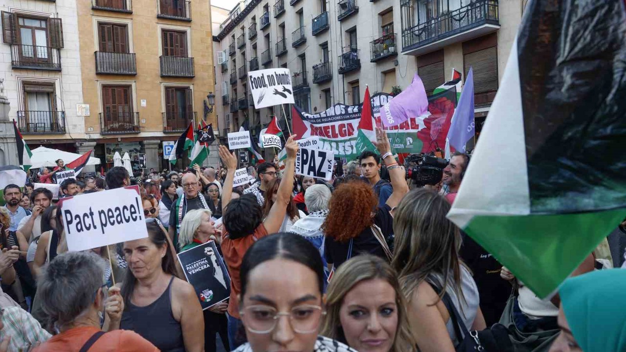 Avrupa’da yüz binlerce kişi İsrail’in Sumud Filosu’na müdahalesini protesto etmek için sokaklara çıktı

