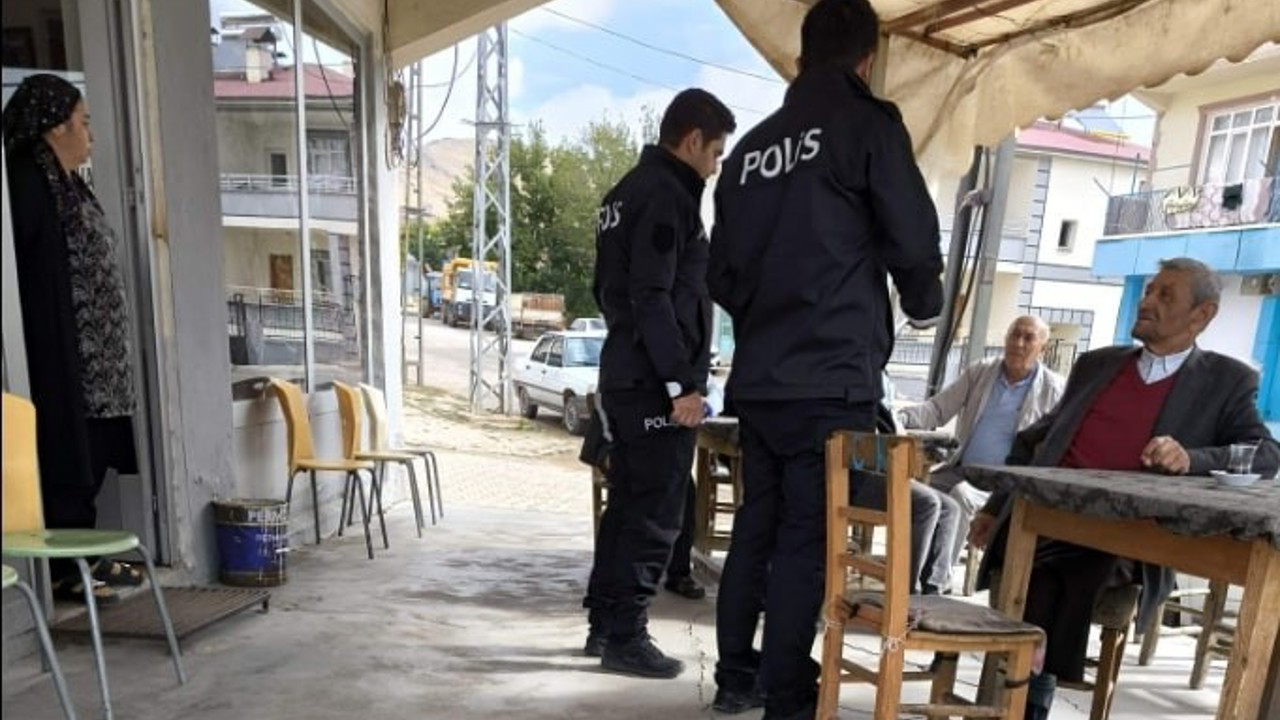 Polis pazar yerinde kadınlara KADES’i anlattı
