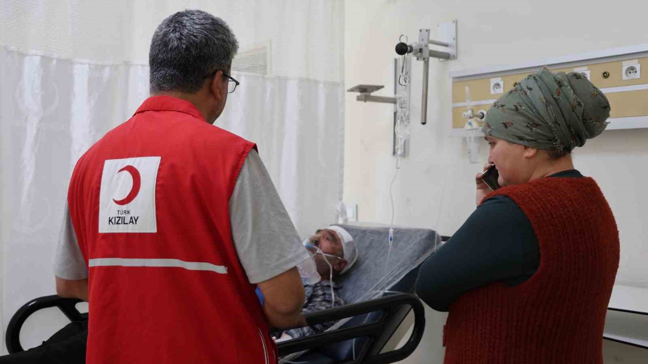 Yangında kardeşleri ölen, camdan atlayarak kurtulan engelli ağabeyin tedavisi sürüyor
