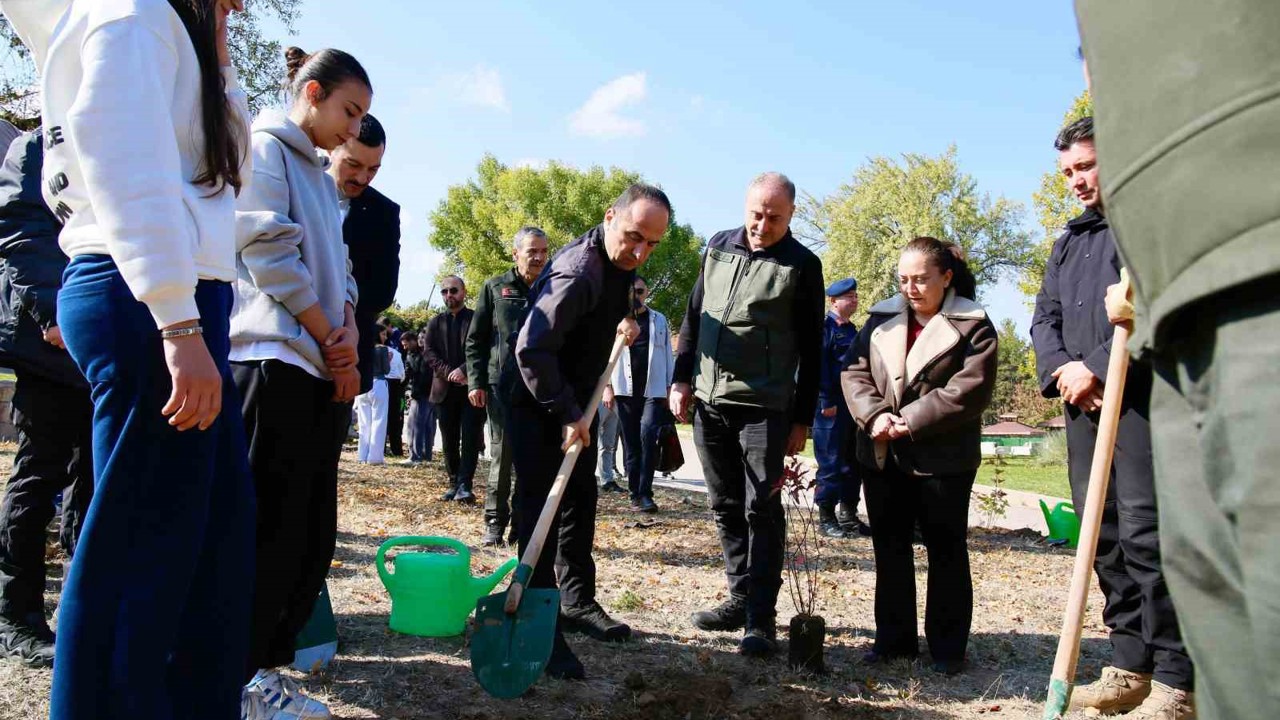 Öğrenciler, polis ekipleriyle birlikte fidan dikti
