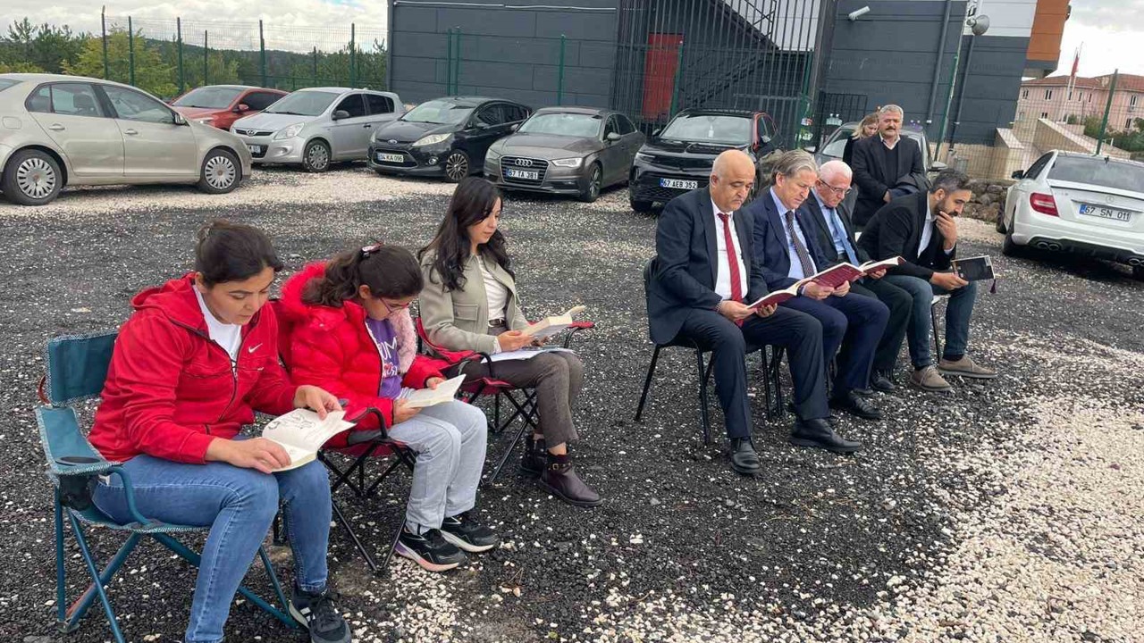 Alaplı’da ağaç gölgesinde kitap okuma etkinliği
