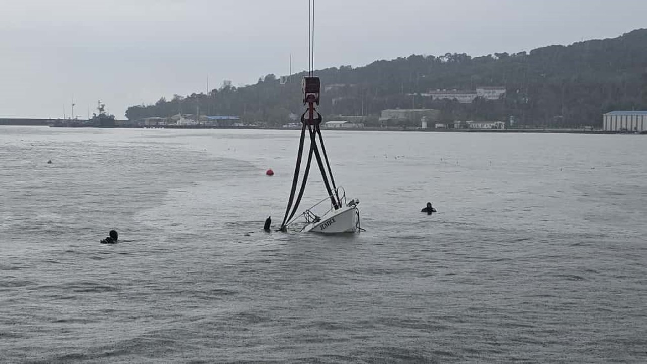 Fırtınada batan mini yat vinç yardımıyla karaya çıkarıldı
