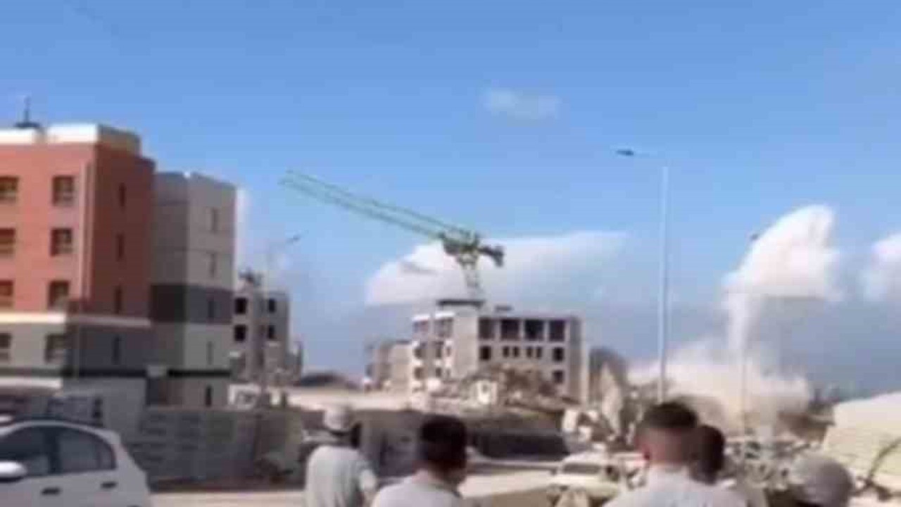 Dinamitle gerçekleştirilen patlatmada kule vinç yıkıldı, o anlar kamerada
