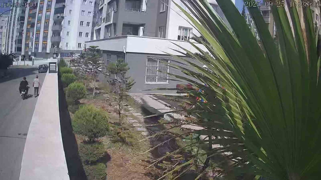 O anlar kamerada: Motosikletle kapkaç yaptılar yakalanıp tutuklandılar
