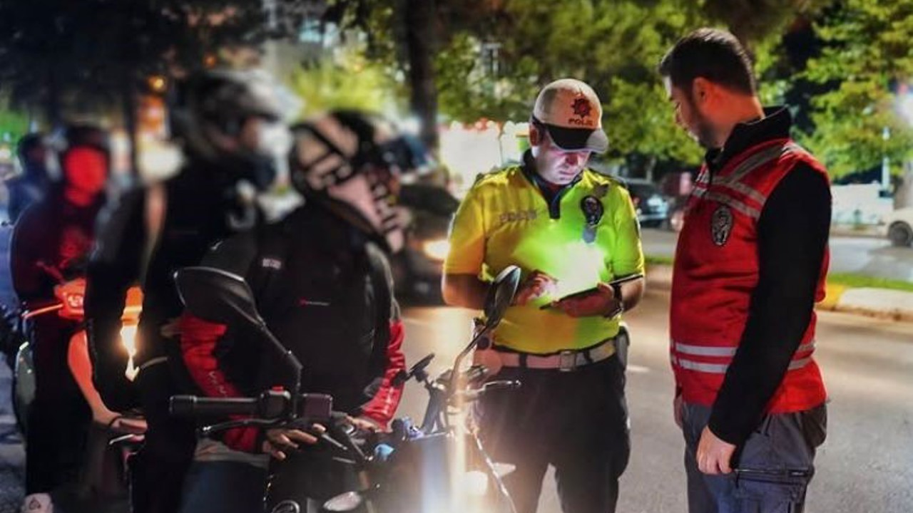 Isparta’da vatandaşların huzurunu bozan araçlar trafikten men edildi
