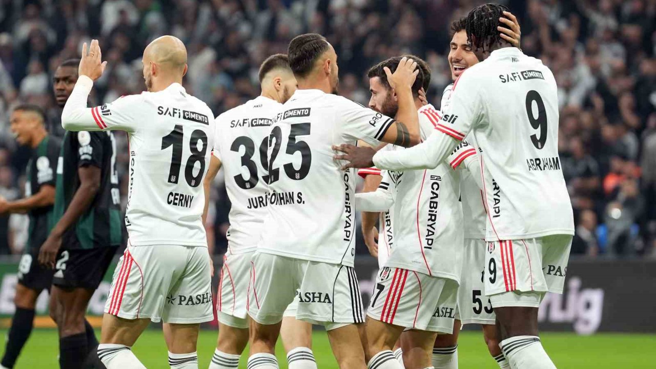 Trendyol Süper Lig: Beşiktaş: 2 - Kocaelispor: 0 (İlk yarı)
