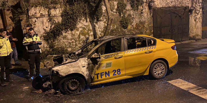 Fatih’te ticari taksi alev alev yandı