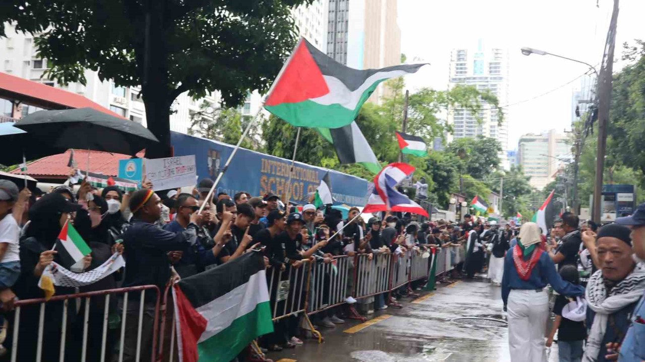 Bangkok’ta İsrail Büyükelçiliği önünde Filistin’e destek gösterisi
