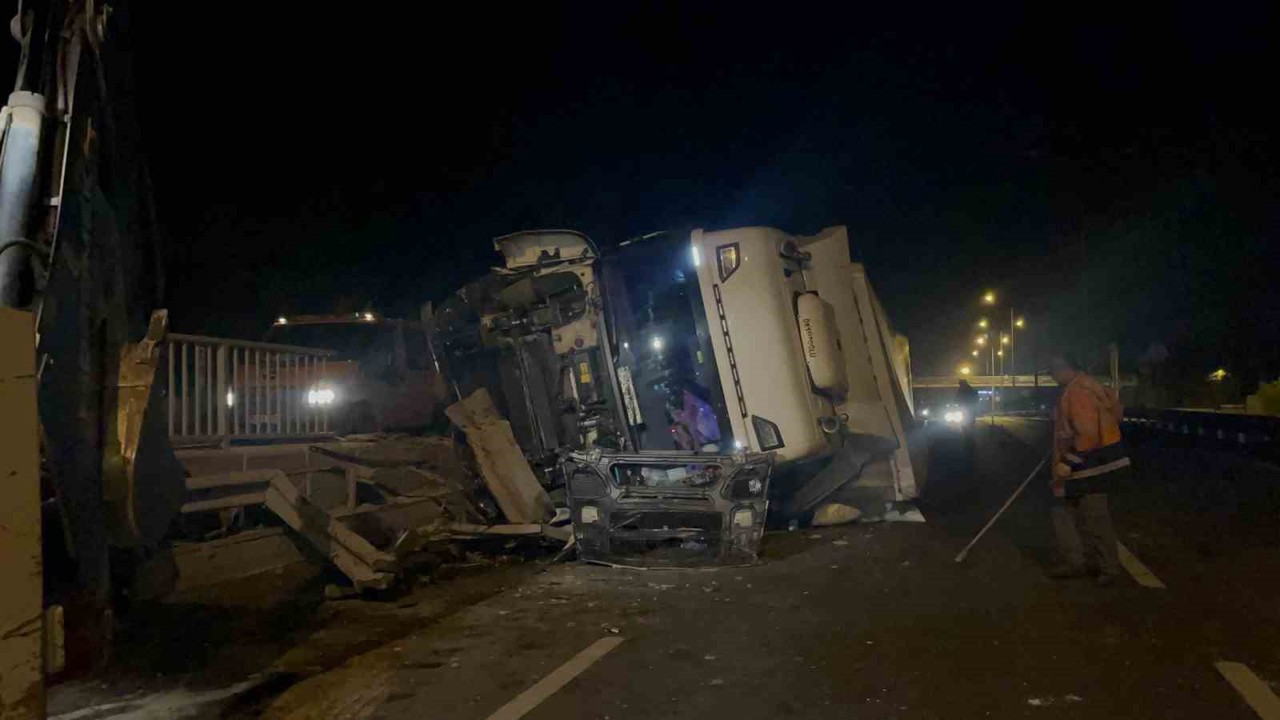 Kontrolden çıkan tır, bariyerleri biçtikten sonra yan yatarak durabildi
