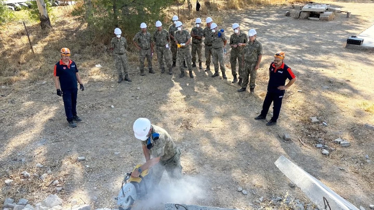 Komandolara enkazda arama kurtarma eğitimi verildi
