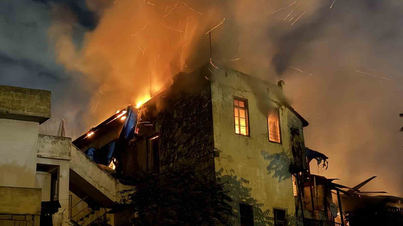 Tarsus’ta iş yerinde çıkan yangın 2 binaya sıçradı
