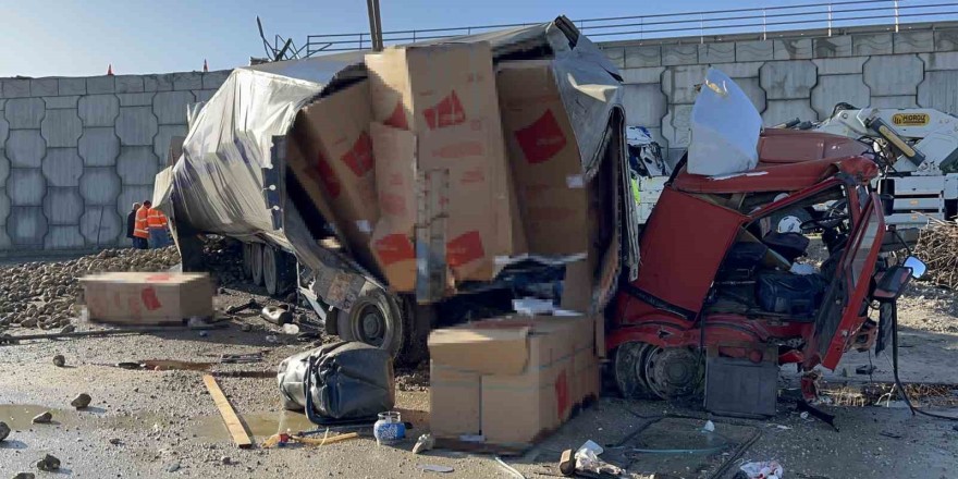 Feci kazada ağır yaralanan tır şoförü hayatını kaybetti