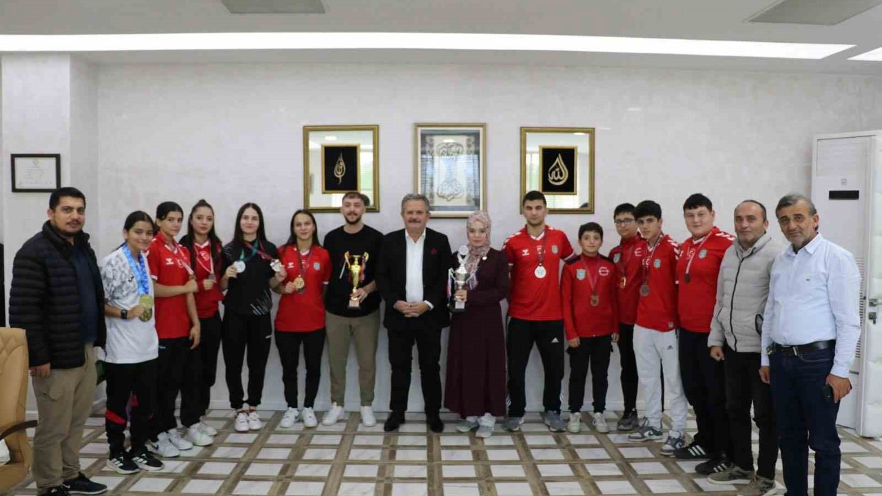 Başkan Koloğlu, Dünya ve Avrupa Şampiyonu haltercileri ağırladı
