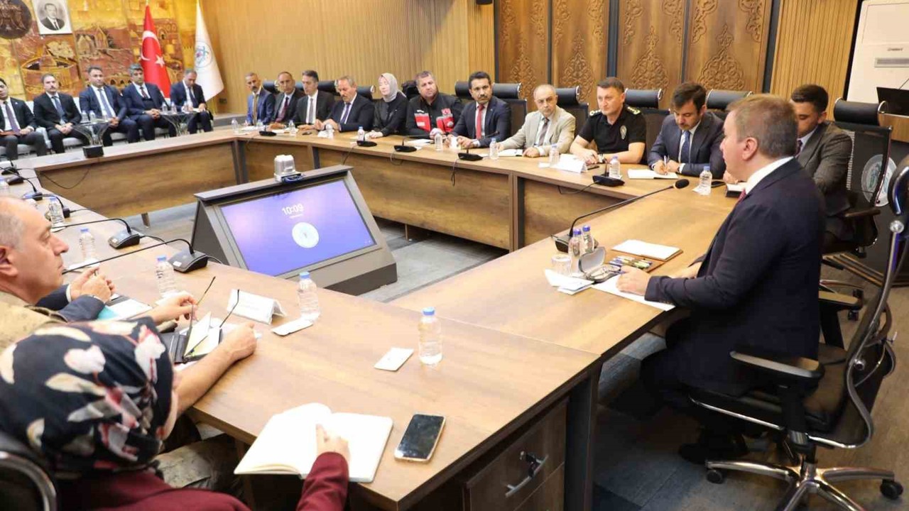 Vali Aydoğdu, birim amirleriyle toplantı yaptı

