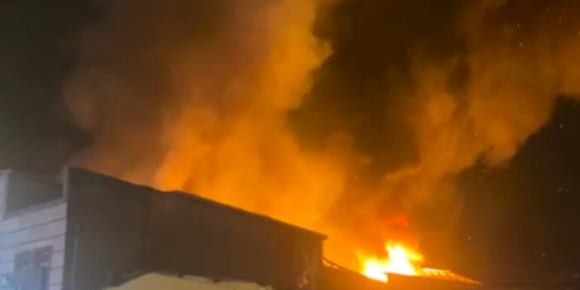 Gaziosmanpaşa’da 2 katlı iş yeri alev alev yandı
