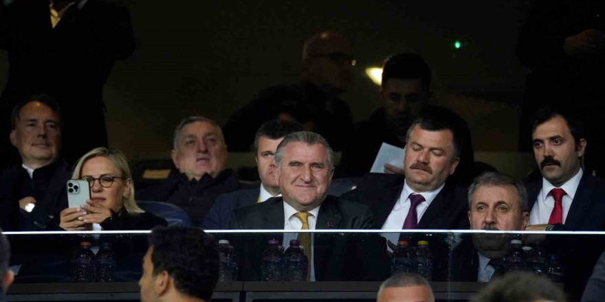 Gençlik ve Spor Bakanı Osman Aşkın Bak, Fenerbahçe - Olympiakos maçını tribünden takip etti