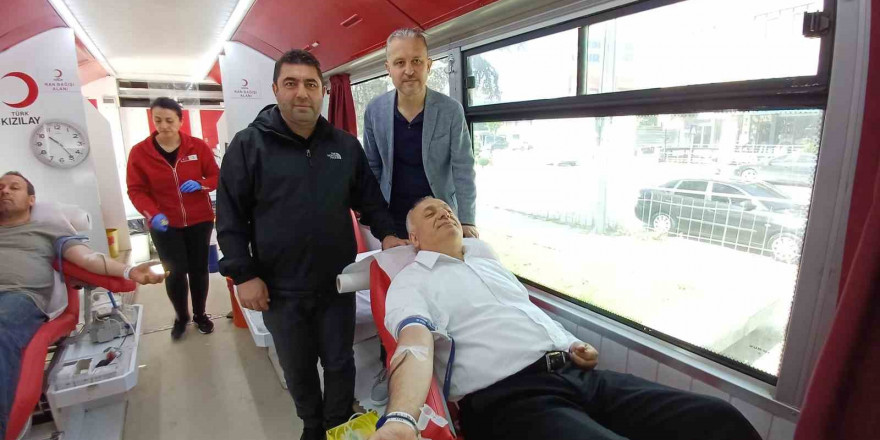 Görme engelli eski milletvekili Ayva, kan bağışı yaparak çağrı yaptı