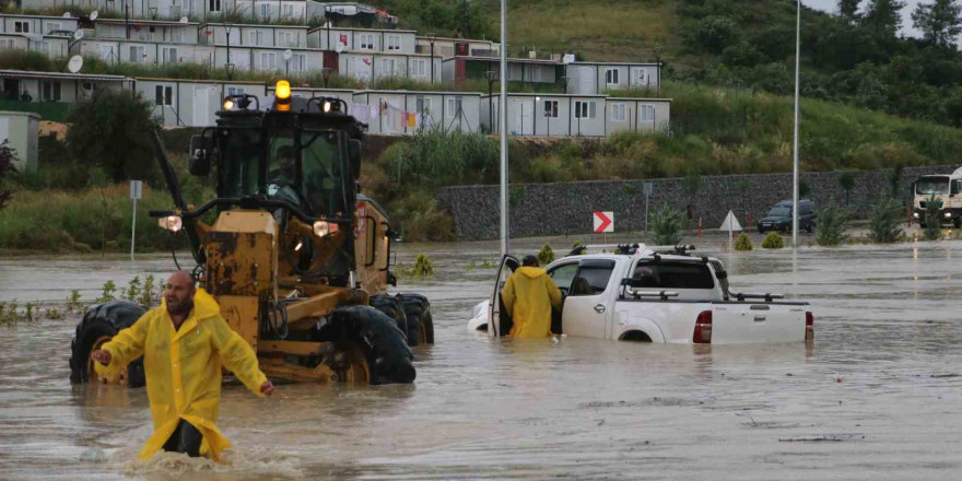 Hatay Büyükşehir Belediyesi ekipleri, kuvvetli yağış sonrası 754 vakaya müdahale etti
