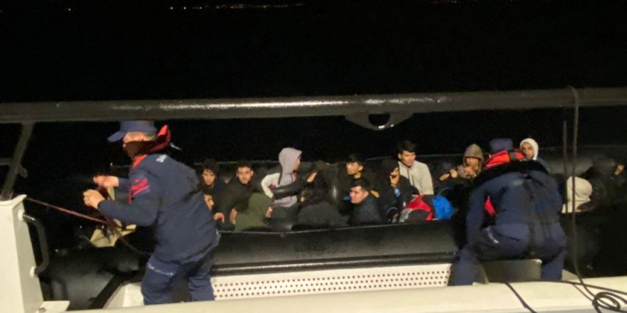 İzmir açıklarında 22 düzensiz göçmen yakalandı