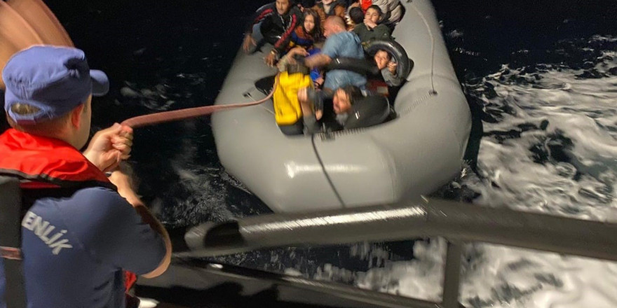 İzmir açıklarında 50’si çocuk 186 göçmen karaya çıkartıldı