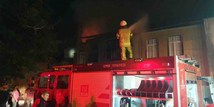 İzmir’de tekstil atölyesinde çıkan yangın, bitişikteki binaya da sıçradı
