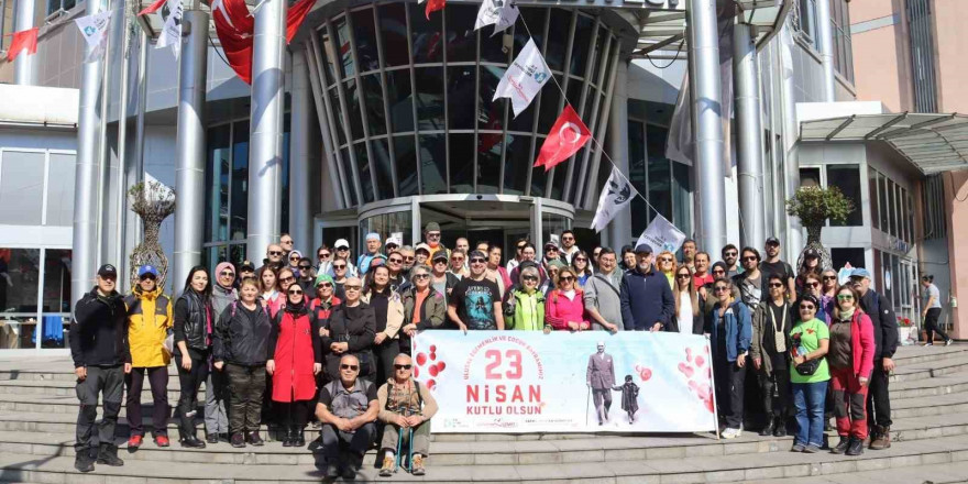 İzmit Belediyesinin 23 Nisan etkinlikleri doğa yürüyüşü ile başladı
