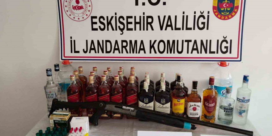 Kaçak alkol satan şahsa jandarma operasyonu