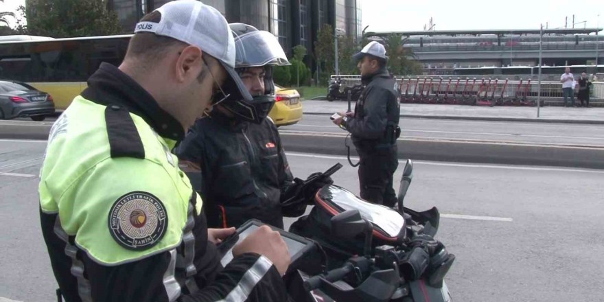 Kadıköy’de motosiklet sürücülerine denetim yapıldı, 3 motosiklet bağlandı