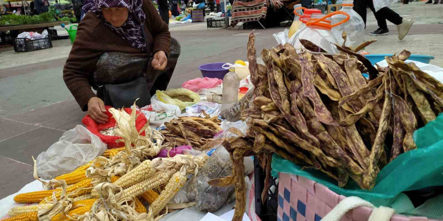 Kadınlar baharla birlikte pazarda doğal ürünleri satıyor