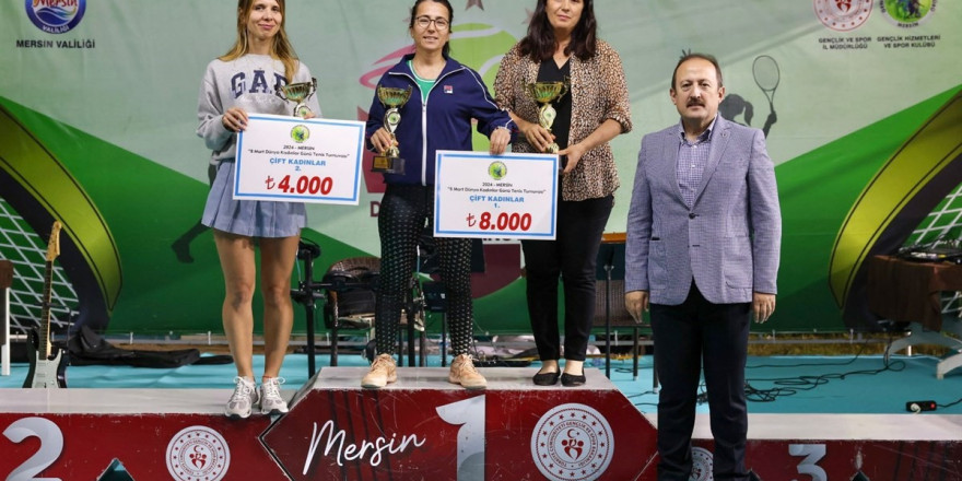 Kadınlar Günü Tenis Turnuvası’nda dereceye girenlere ödülleri verildi